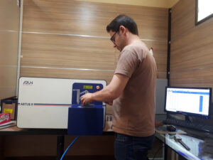 عکس از محیط کار یک آزمایشگاه فلزشناسی با تجهیزات در حال استفاده